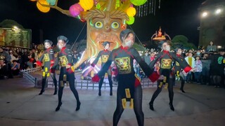 游乐园小姐姐大跳热舞，爸爸们看的目不转睛，求着儿子下次再来