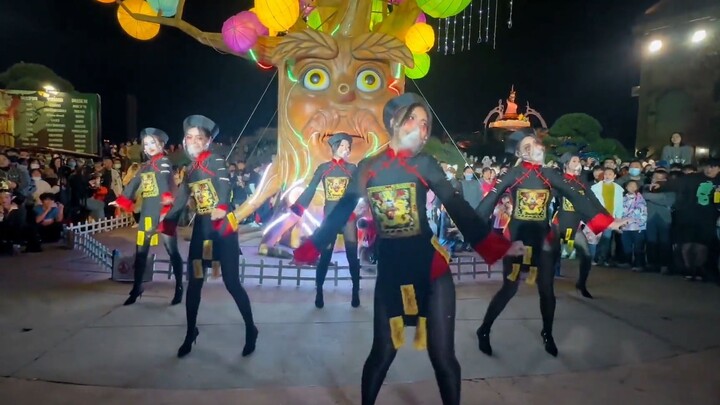 游乐园小姐姐大跳热舞，爸爸们看的目不转睛，求着儿子下次再来