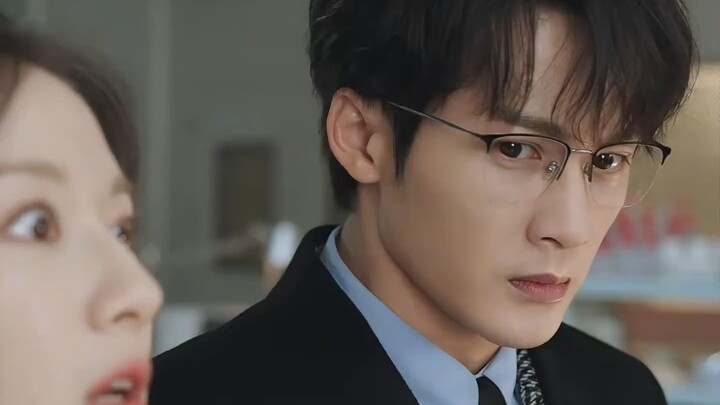 ถังฉีไม่พูดอะไร เพียงแต่ทำสติกเกอร์หน้าตาไปเรื่อยๆ