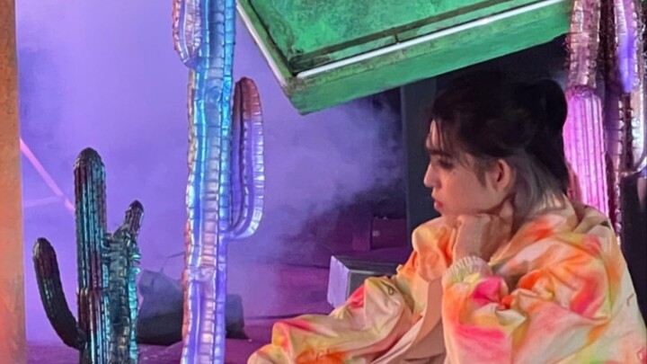 Xích Lý vẫn mỉm cười dịu dàng dù bị fan kéo rách áo