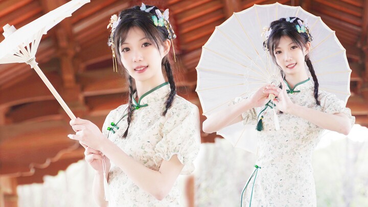 Wearing a soft cheongsam, holding an umbrella to catch falling flowers, please accept it, sir.