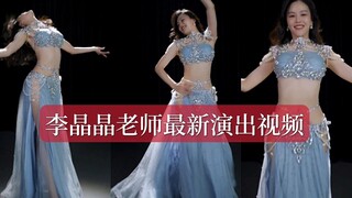 Janji deh nonton pertunjukan tarinya langsung, oke? Suasananya beda banget sama yang di video.