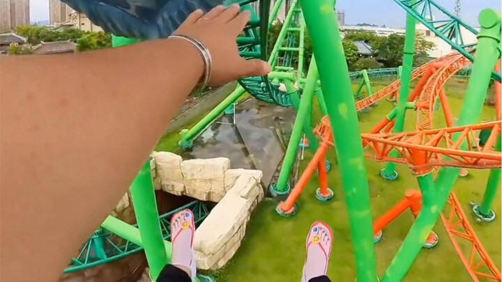 Tantang roller coaster paling seru dan menakutkan di negeri ini. Yang paling saya takuti adalah roll