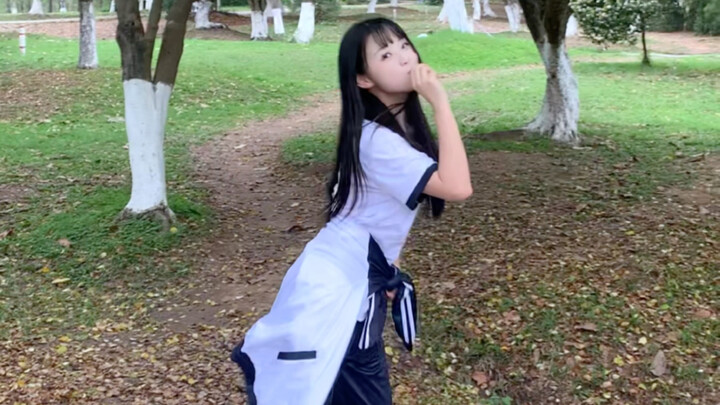 Jang Won-young spins in circles—spins and stays silent.