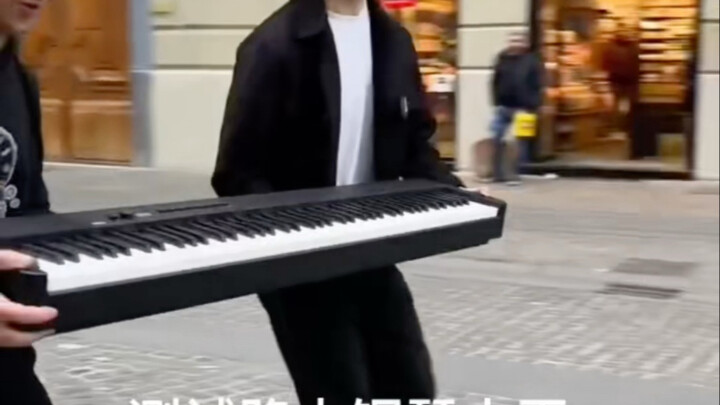 Thử tài chơi piano của người qua đường (bất ngờ gặp cao thủ)