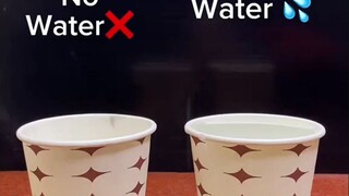 没水的纸杯 vs 装满水的纸杯，朝着它们喷火，结局和你想象的一样吗？
