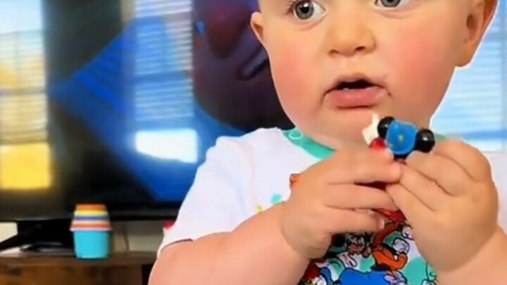 Cute Baby Gets to Know Little Animals…