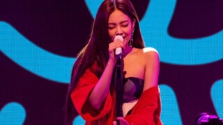 JENNIE membawakan lagu "Can't Take My Eyes Off Of You"