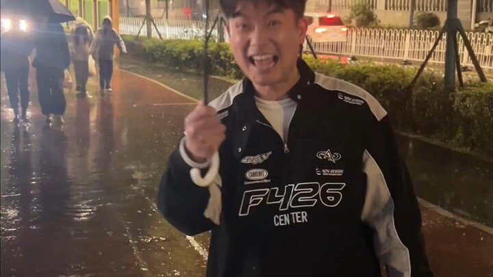 วันฝนตกมีร่มก็ไม่เห็นต้องอวดอะไรเลย จริงๆ นะ[งง]