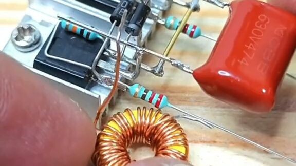 Wireless mobile phone charger circuit