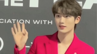 يا له من ظريف! وسط مجموعة من الرجال الوسيمين في حفل GQ، ظهر فجأة طفل صغير يشبه فاكهة البابايا الناري