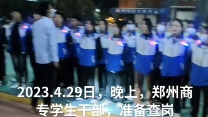 ผู้นำสภานักเรียนประจำที่เตรียมตรวจเช็คตำแหน่ง