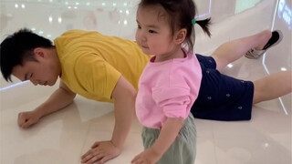 反向育儿，你趴下来，她就起来了