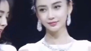 ในคืนนั้น Weibo ทุกคนในกลุ่มผู้ชมต่างตะโกนชื่อของเธอ #迪丽热巴#face value#盛世餐的#fyp