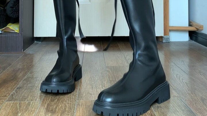 Sangat suka sepatu bot hitam panjang ini!!