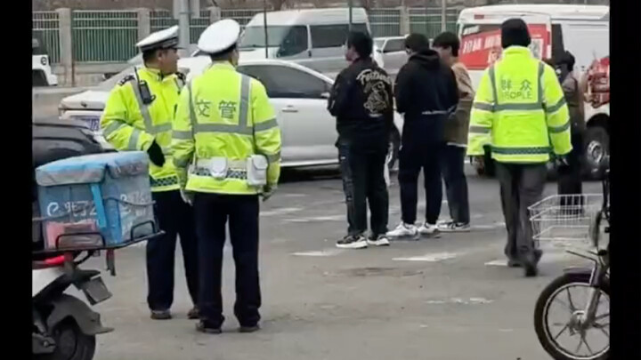 Soal rasa santai orang Tianjin, “polisi lalu lintas (pakai pakaian sipil)” ini benar-benar bikin aku