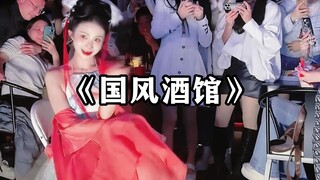 天呐，她靠近我，我肯定会撅嘴！