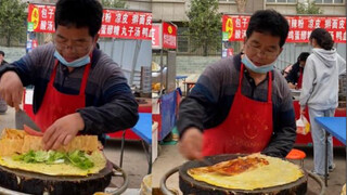 Xianyang uncle humorously sells pancakes to customers and makes them laugh. Netizens: He is selling 