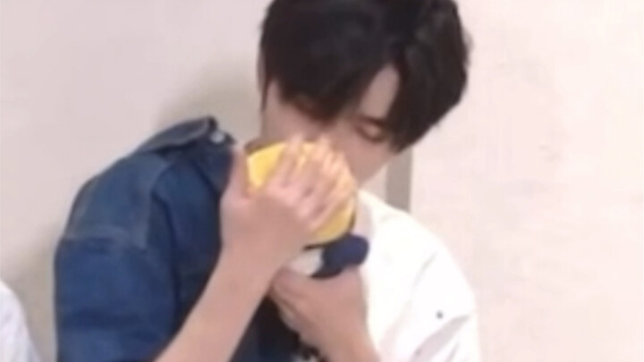 Yaxuan tilts his head when he kisses! Aaaahhhh!