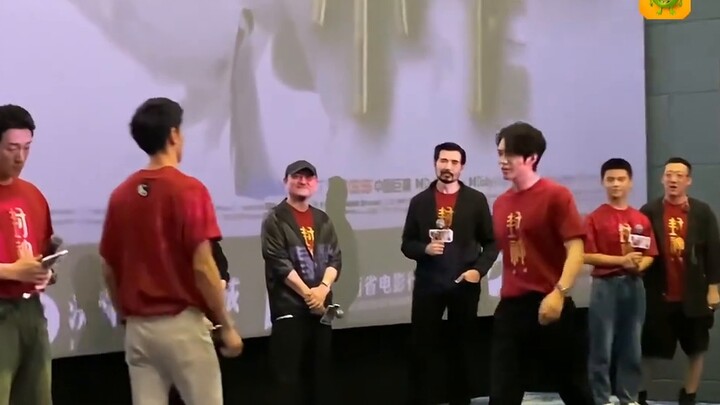 Yu Shi and Hou Wenyuan reproduced their fighting moves on the spot, and the crew members were all ac