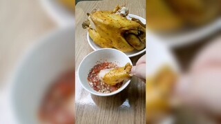 Gà ủ muối chấm muối tiêu ớt