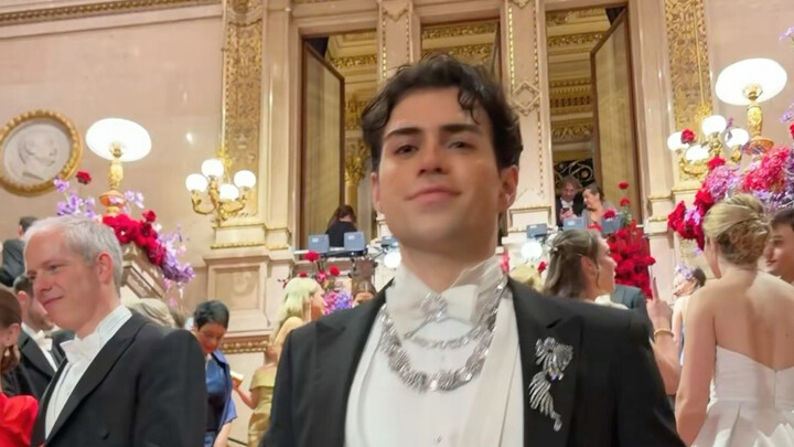 Bữa tiệc khiêu vũ Waltz này được xem như lễ trưởng thành theo kiểu châu Âu, đánh dấu việc chính thức