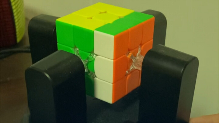 Khi Robot Rubik gặp phải một tình huống lộn xộn cực kỳ đơn giản...