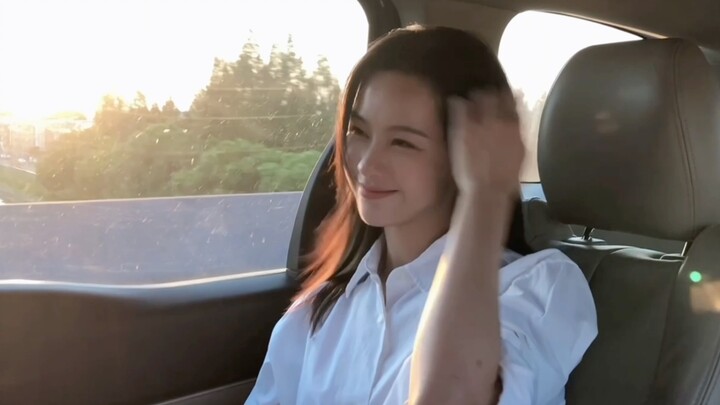 Wanita daratan selalu memancarkan aroma lesbian yang samar.