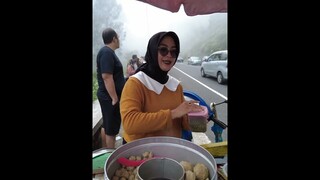 WANITA HEBAT!! PAGI PAGI SEKALI SUDAH JUALAN PENTOL DI ATAS GUNUNG