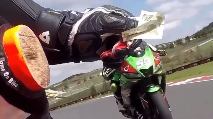 การแข่งรถไม่ใช่เรื่องของการต่อสู้ฆ่าฟัน การแข่งรถคือเรื่องของมิตรภาพและสัมพันธภาพระหว่างผู้คน