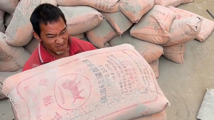 Kekuatan pak tukang angkut semen, mengangkat 7 kantong sekaligus #kekuatan #olahraga #otot