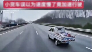 Xe nhỏ: Chiếc xe tải này chắc chắn đã mất lái. May mắn thay, tôi đã chạy nhanh và thoát chết.