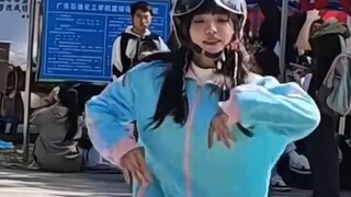 "hype boy tapi versi helm"