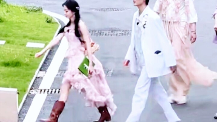เดินไปรอบๆ น้องสาวของคุณและเดินตามรอยเธออย่างใกล้ชิด! เขาพยายามอย่างเต็มที่เพื่อตามให้ทันน้องสาวและป