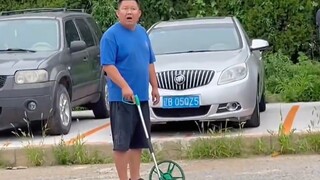 Hãy chú ý đến anh lớn ở phía sau! Hahahahaha