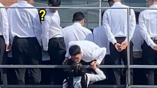 A girl rushed forward to kiss her boyfriend who was taking graduation photos, and the result was...