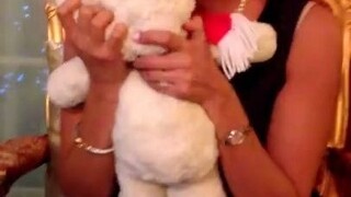 送给未婚妻的特殊礼物：修复过的、陪她长大的玩具熊