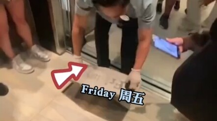 Hành khách chờ trong thang máy 30 phút chỉ để đổi viên gạch “Thứ Sáu” thành “Thứ Bảy”!