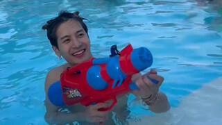 [Wang Jiaer] Little brat playing with water gun 🔫He is only three years old, don't be too cute