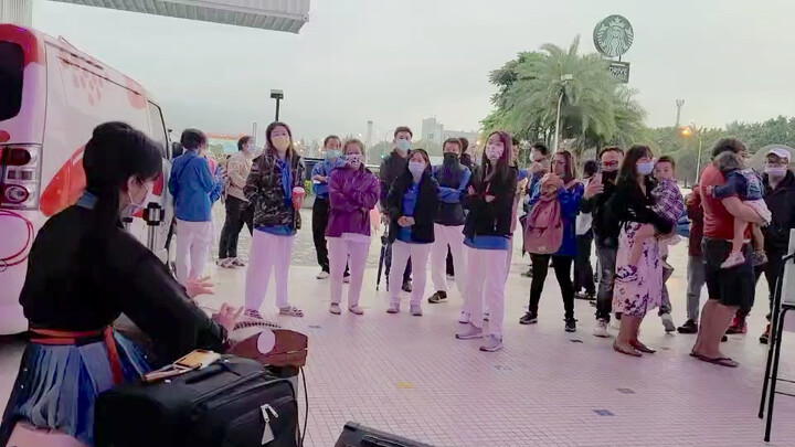 เล่นเพลง "เหยียบภูผาแม่น้ำ" บนท้องถนนไต้หวัน พบกับสาวๆ ที่ใจร้อนสุดๆ เรียกได้ว่าเป็นการประชันพลังกัน