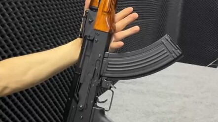 Gỗ đặc nhiều lớp, sơn ak bóng, hộp số kim loại.