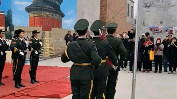 Trưởng thôn: Các anh làm khổ tôi quá đi, hahaha!