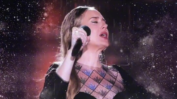 The rain on the big screen looks like a starry sky, making it feel as though we’re singing in the un