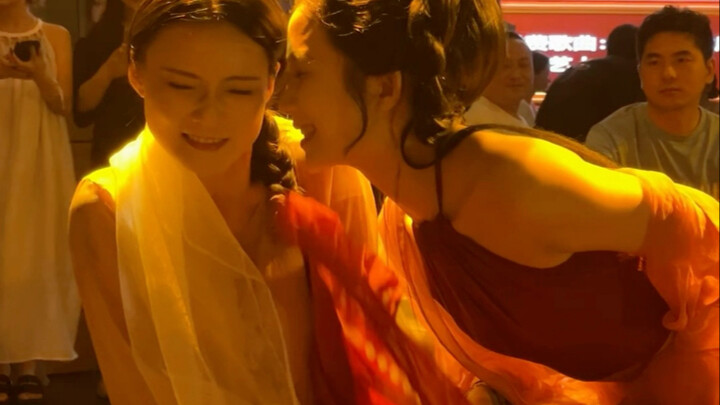 ทนไม่ไหวแล้ว～เจ๋อเจ๋อก็เก่งเกินไปแล้วนะ! ฮ่าๆๆ สาวน้อยถูกจีบจนหลับตาแน่น ไม่กล้ามองเธอเลย～ขำตายแล้ว 
