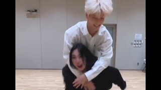 Aku suka interaksi antara idola pria dan wanita. Tapi Bingbing, bukankah seharusnya kamu menggendong