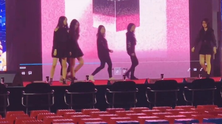 B/Dance Medley Bulletproof|Mamamu|Rabbit Gas|Girlfriend|Blackpink