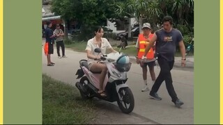 “Lisa Beatpink in your area! 🛵🌶️” Lisa BLACKPINK beneran ngendarain Beat Karbu kayak anak nongkron