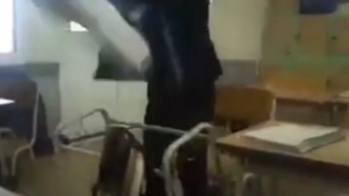 Aku benar-benar tidak ingin pergi ke sekolah B ini bahkan untuk satu hari pun