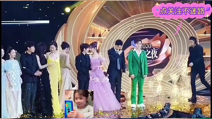 The sweet moment of "The Rest of Life Couple" Xiao Zhan and Yang Zi, whose mouth corners are raised 