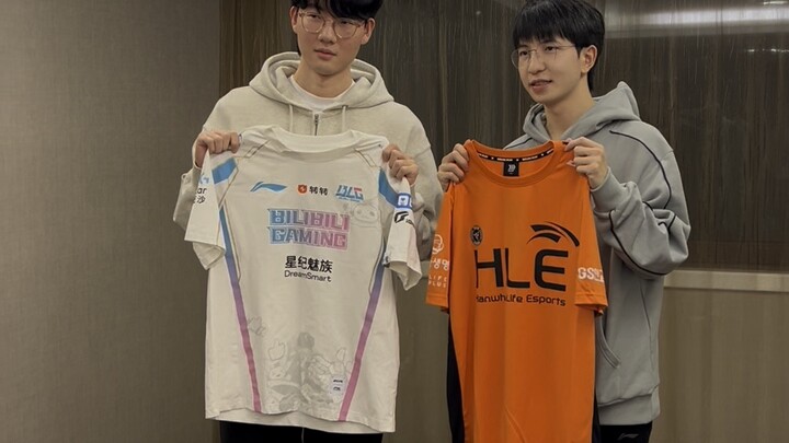 #BuluLuluDiariBerlin# Tiket ke Paris udah dapat meong, rambutku makin panjang meong, seragam tim uda